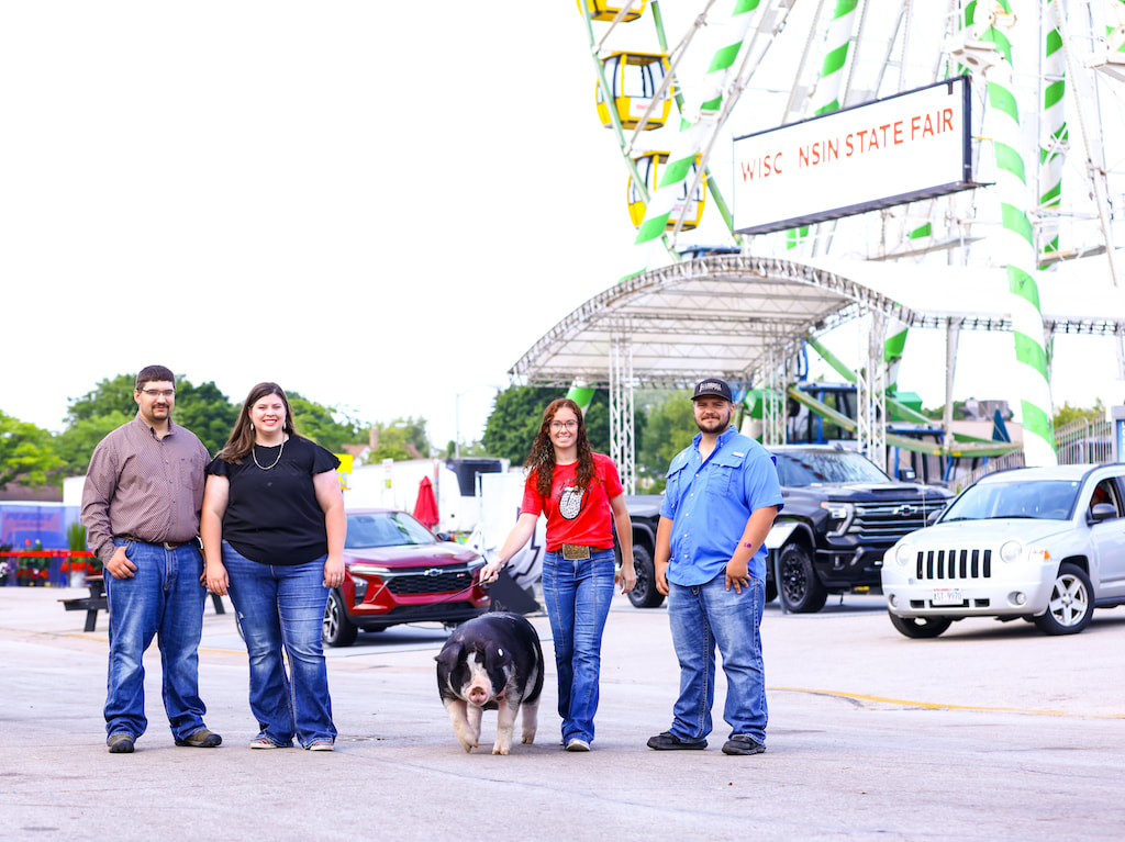 Four people with spot gilt in front of ferris wheel